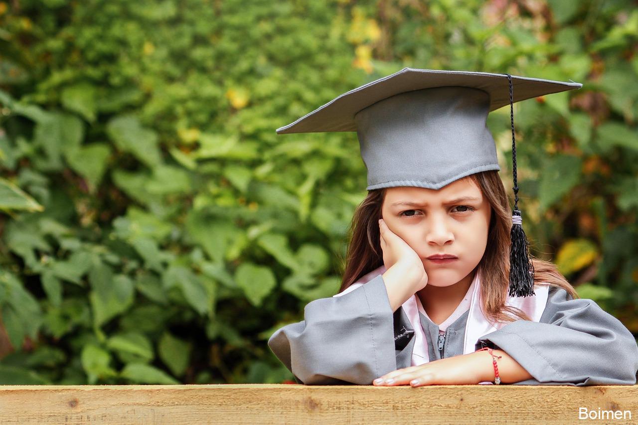 How to Reduce Student Loan Debt During Graduate School - Scholarships